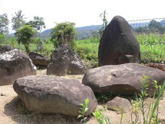 Batu datar Untuk Sesaji di Watu kandang