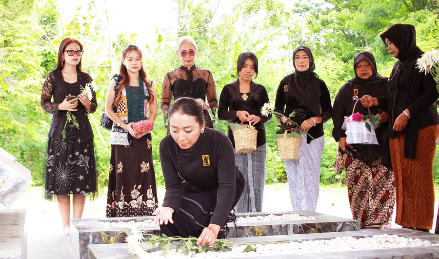 TANAMKAN JIWA NASIONALISME, PULUHAN WANITA KENES KUNJUNGI TMP KUSUMA BHAKTI