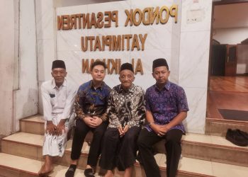 PAKOE BOEWONO XIV TEMUI MBAH LEPO