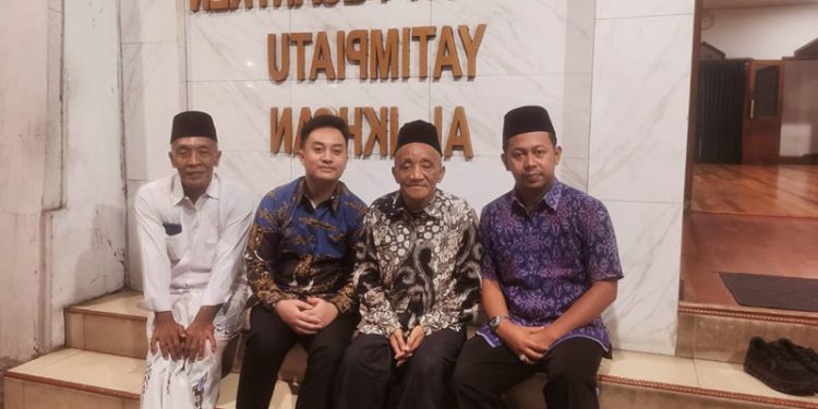 PAKOE BOEWONO XIV TEMUI MBAH LEPO