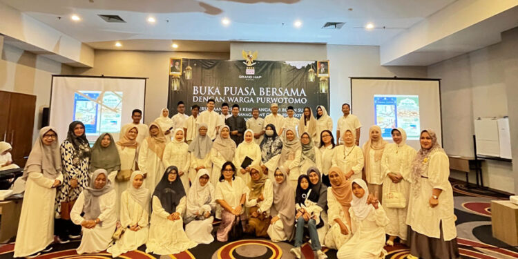 WARGA LINGKUNGAN PURWOTOMO BERBUKA BERSAMA MANAGEMENT GRAND HAP HOTEL