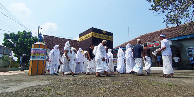 SIAPKAN FISIK DAN MENTAL, CALON JEMAAH HAJI JUWIRING IKUTI MANASIK HAJI