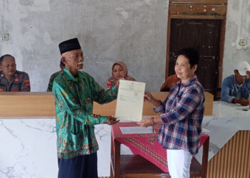 MENANTI PULUHAN TAHUN, WARGA KEMIRI LEGA TERIMA SERTIFIKAT KIOS TUKAR GULING