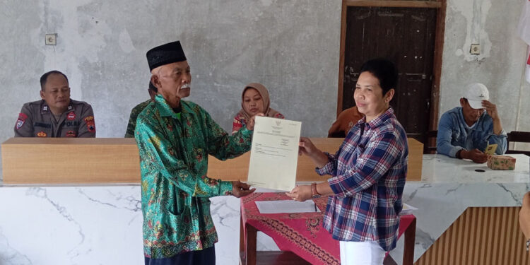 MENANTI PULUHAN TAHUN, WARGA KEMIRI LEGA TERIMA SERTIFIKAT KIOS TUKAR GULING