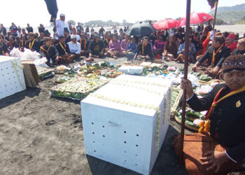 UPACARA SAKRAL DI PARANGKUSUMO, LABUHAN UBO-RAMPE ADANG DAL 1959 DIGELAR KHIDMAT