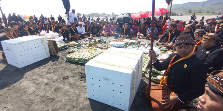 UPACARA SAKRAL DI PARANGKUSUMO, LABUHAN UBO-RAMPE ADANG DAL 1959 DIGELAR KHIDMAT