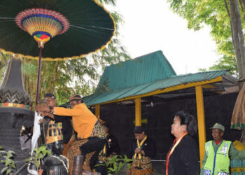 SAMBUT BULAN SURO.. PATILASAN KRATON PAJANG GANTI PAYUNG KERAMAT