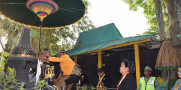 SAMBUT BULAN SURO.. PATILASAN KRATON PAJANG GANTI PAYUNG KERAMAT