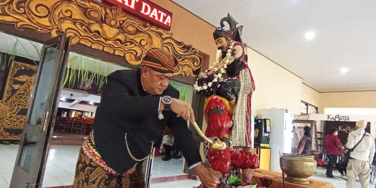 SAAT BULAN SURO, BENDA KERAMAT INI DIJAMAS OLEH TOKOH-TOKOH SAKTI KOTA SOLO