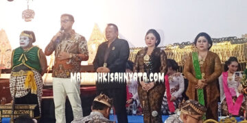 TOKOH PENGGIAT BUDAYA  ASAL JOMBOR, GELAR PENTAS WAYANG KULIT UNTUK PENUHI NADAR